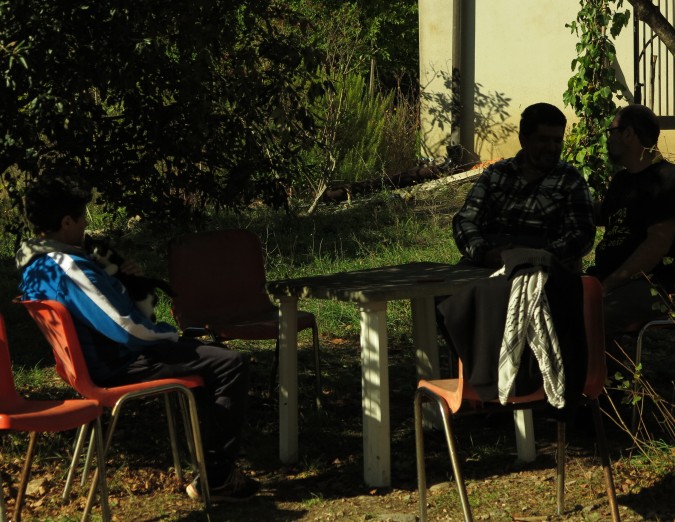 momento conviviale nell'attività di orto sociale
