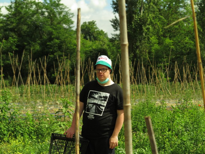 Ragazzo di Oasi Agricola che guarda la fotocamera